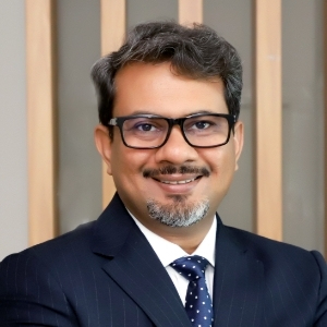 Vivek Saxena headshot